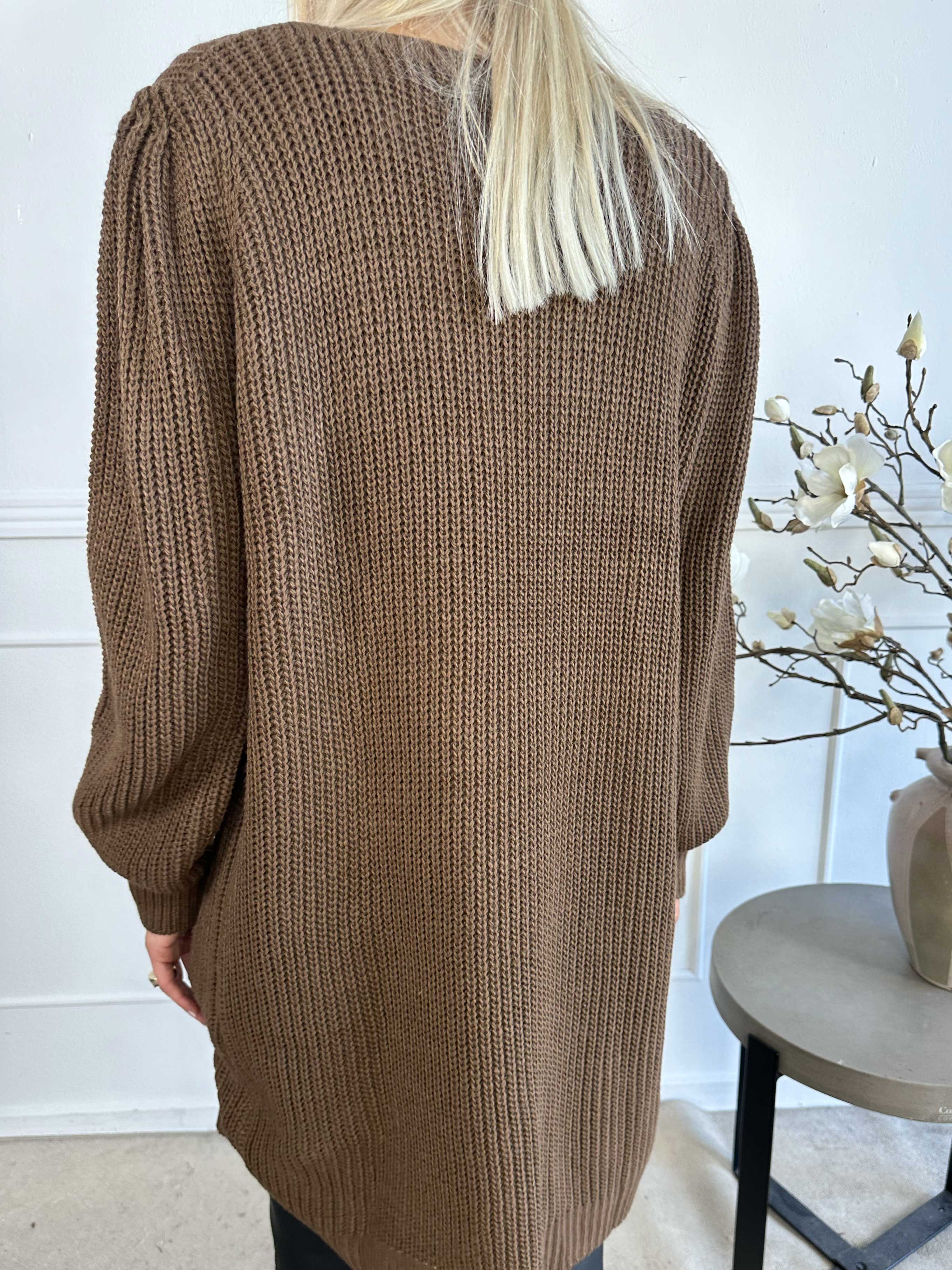 Dajana - Söt stickad klänning med ballongärmar